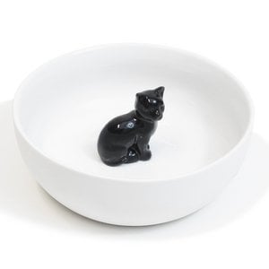 Schüssel mit schwarzer Katze