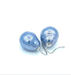 Parel oorbellen barok in de kleur jeans blue