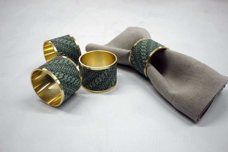 Anelli tovaglioli da 4-Er Set di pelle sintetica in ottone chiaro