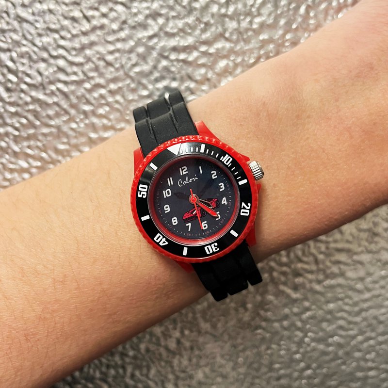 Colori Kidz 5-CLK060 Orologio da bambino con macchina da corsa - Cinturino in silicone - Ø 30 mm - Nero