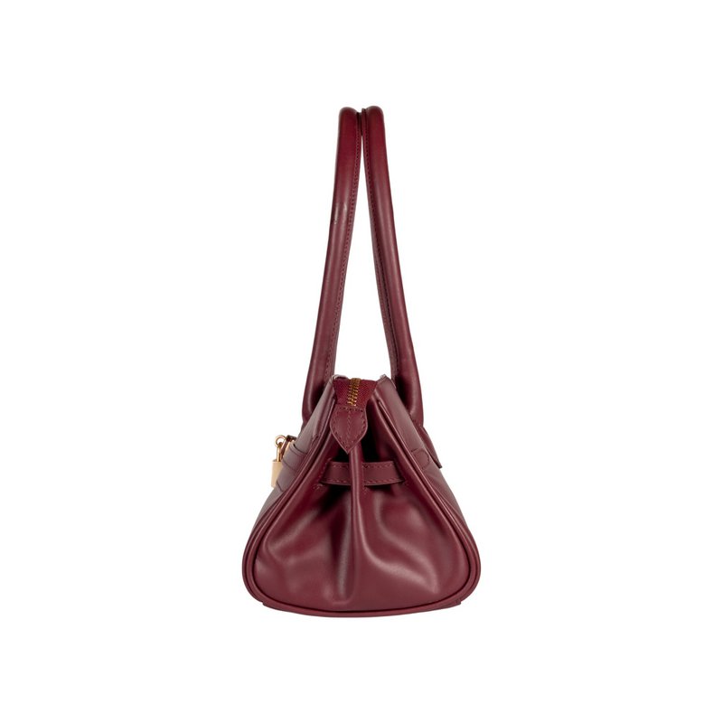 RB1033X | Borsa a Spalla Donna ARIANNA in Vera Pelle Morbida Sauvage Made in Italy. Accessori in metallo Oro Opaco. Colore Bordeaux. Dimensioni: cm 34 x 15 x 16 + 20 (Luce manici)