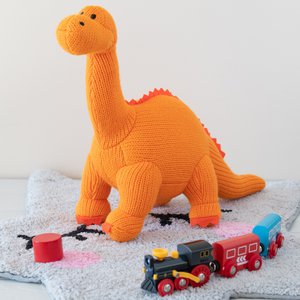 Gebreide oranje diplodocus dinosaurus speelgoed