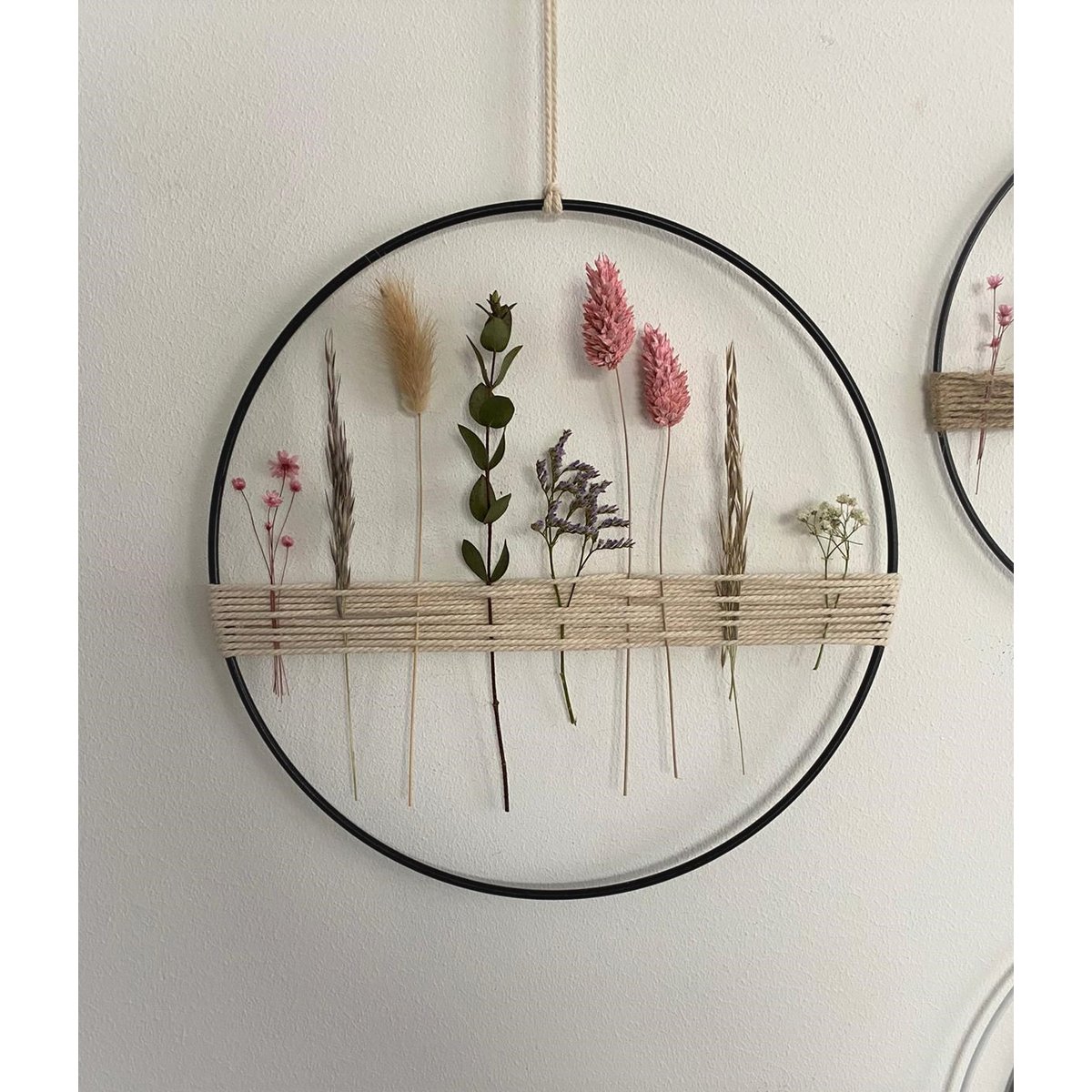 Anneau métallique avec des fleurs sèches et des herbes colorées