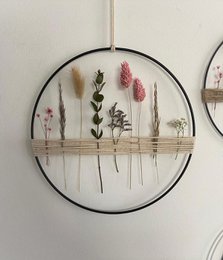 Anneau métallique avec des fleurs sèches et des herbes colorées