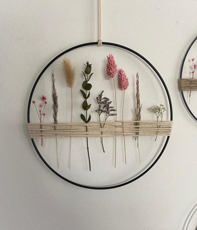 Anneau métallique avec des fleurs sèches et des herbes colorées