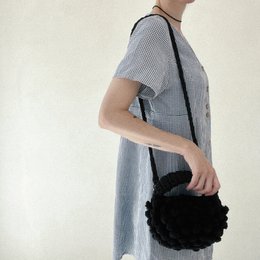 ¨Half Moon ”håndlavet pom pom håndtaske med crossbody rem sort