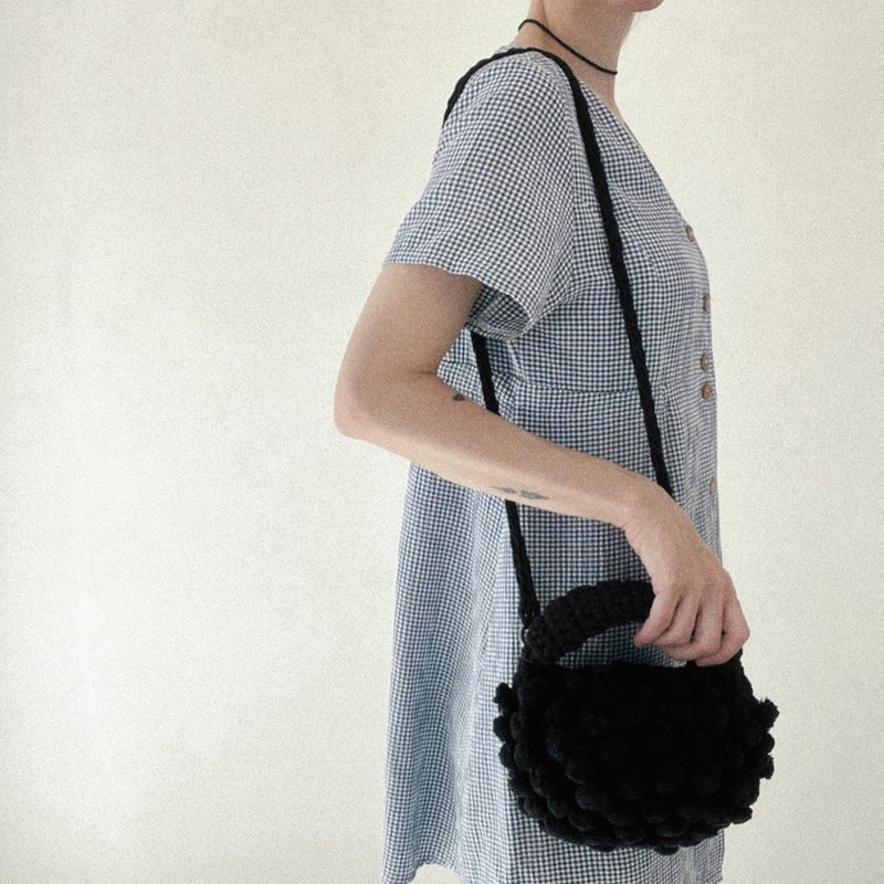 ¨Half Moon ”håndlavet pom pom håndtaske med crossbody rem sort