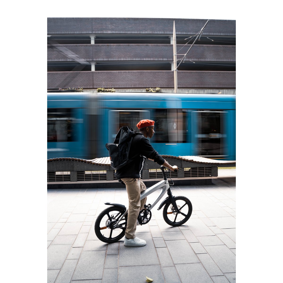 Le vélo électrique Cruzaa Pedal-assist Bluetooth Carbon Black