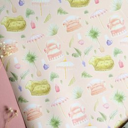 rosafarbene Geschenkverpackung mit Vintage-Möbeln und exotischen Pflanzen