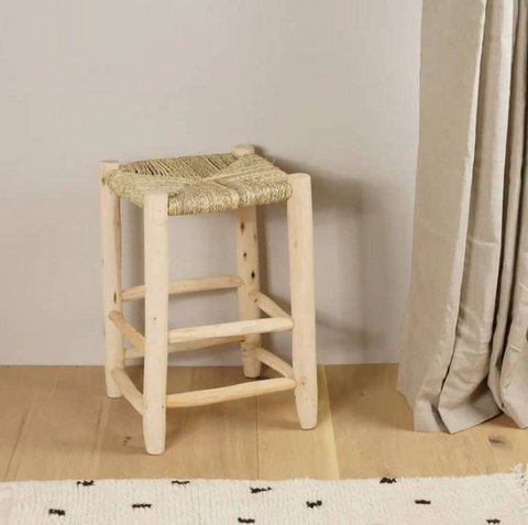 houten en geweven kruk, traditionele houten kruk