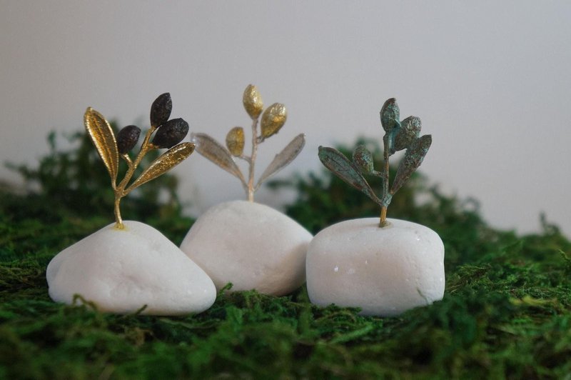Dekorative Olivenzweig-Goldskulptur, handgefertigte Baumstatue für Wohndekoration, einzigartiges Geschenk, vergoldetes Messing, minimalistisches Design
