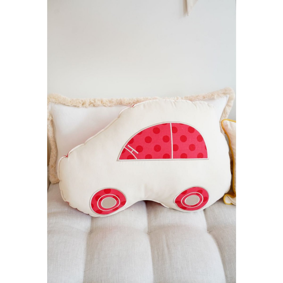 Cuscino decorativo per auto "Punti rossi"