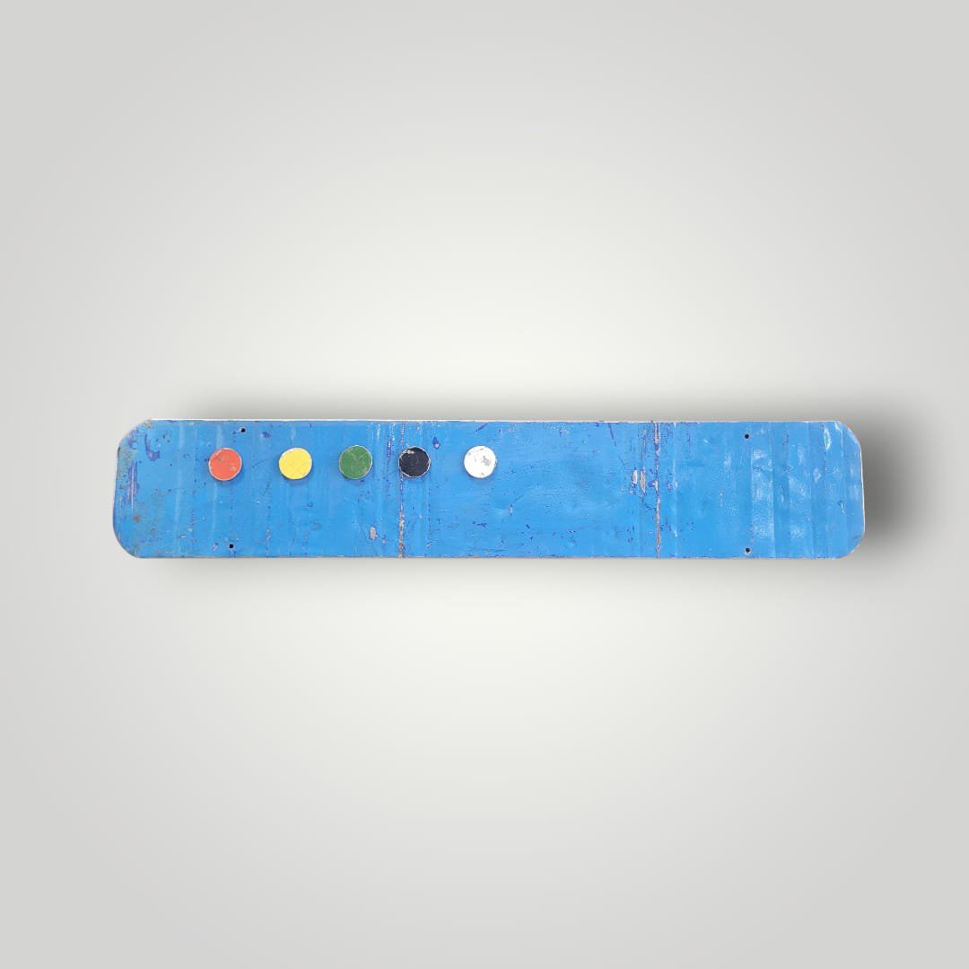 Magnette bord gemaakt van gerecyclede olievaten met 5 kleurrijke magneten 80 cm * 15 cm