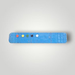Magnette bord gemaakt van gerecyclede olievaten met 5 kleurrijke magneten 80 cm * 15 cm