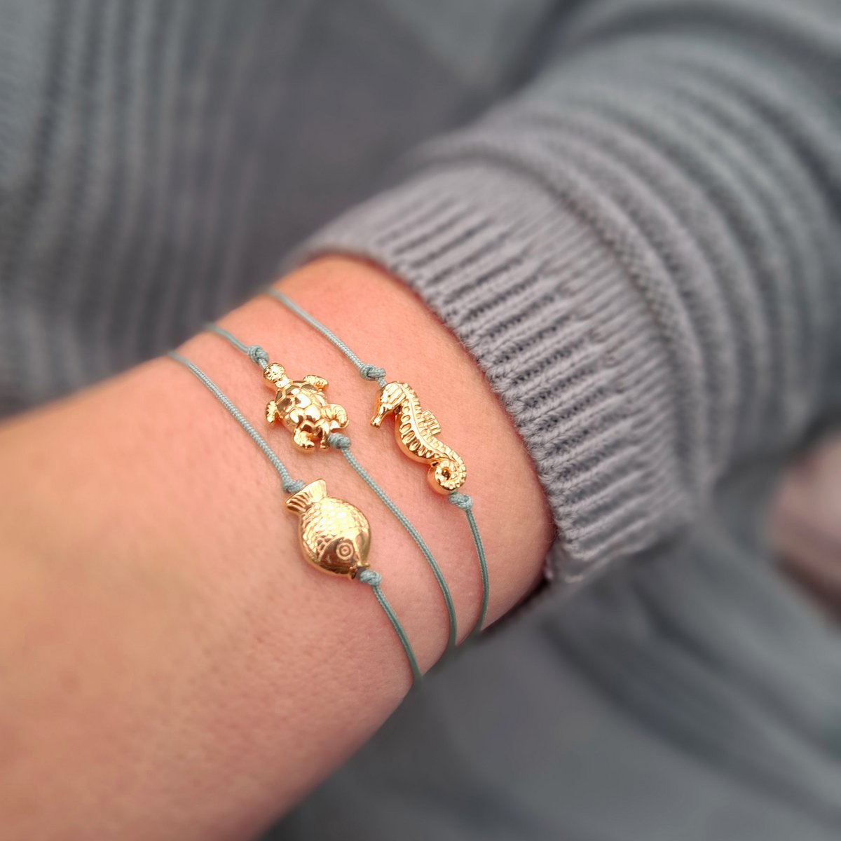 Bracciale su cartoncino - Pesce d'Oro - Controcorrente - Ciondolo placcato oro 24K - Macramé - Cartoncino riciclato DIN A6 - Collezione marittima