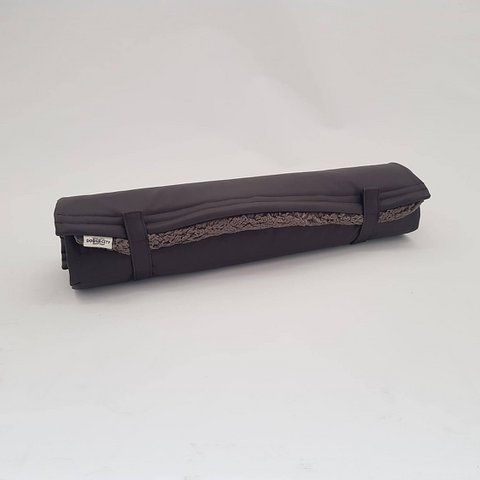 Reisematte Travel Mat Saddle graphit mit Kunstfelldecke Teddy plüsch taupe