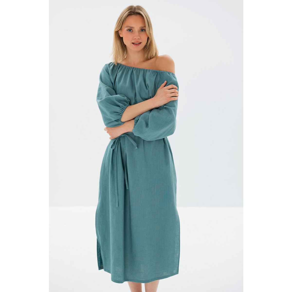MOON — Vestido midi de lino lavado a la piedra con hombros descubiertos