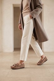BINITA BEADS TAUPE – Suède ballerina's van harskralen met voering van imitatiebont