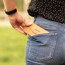  Handmade Kraft Paper Glasses Case - Foldable, Vegan, Eco-friendly Eyewear Pouch for Women and Men

This handmade glasses case is crafted from durable Kraft paper, offering a sustainable and eco-friendly option. The foldable design makes it easy to store and carry, while the unisex style suits both women and men. The hard case protects your eyewear, keeping it safe and secure.