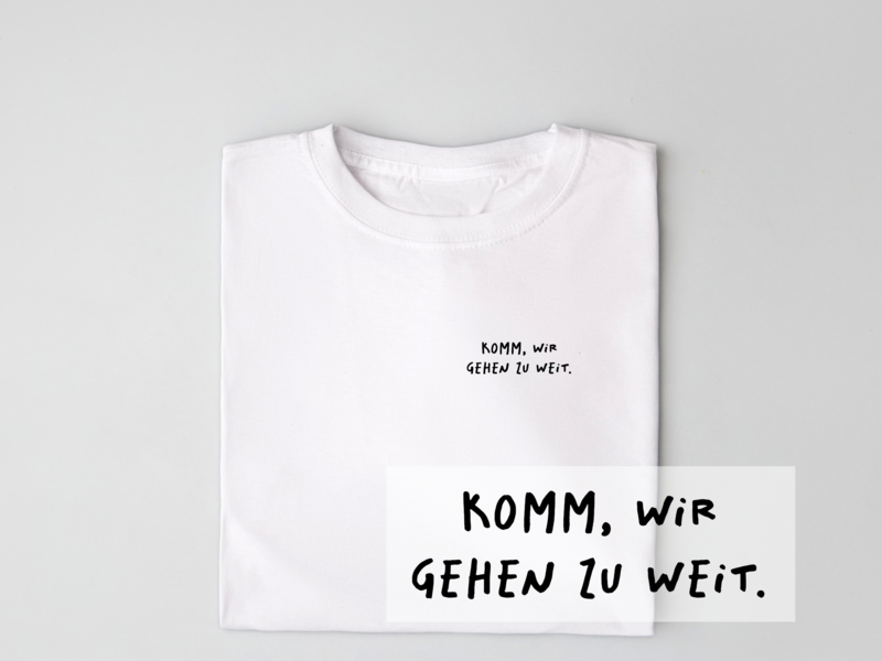 Opstrijkapplicatie "Kom op, we gaan te ver." – DTF-overdracht, zwart/wit