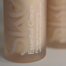 Crema hidratante antiedad con ácido hialurónico y péptidos.