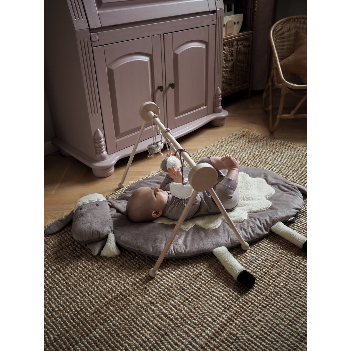 Schaap - houten educatieve babygymstandaard + interactieve mat