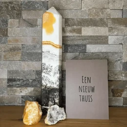 A simple greeting card with the text "Een nieuw thuis" (A new home) in a minimalist black and white design.