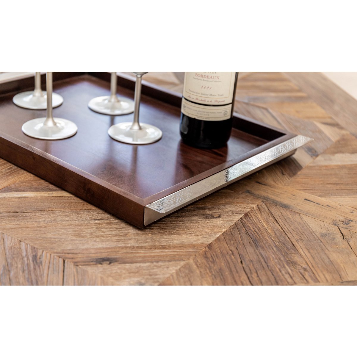 Bandeja de madera rectangular con manijas de metal de plata 44x33cm