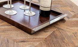 Bandeja de madera rectangular con manijas de metal de plata 44x33cm