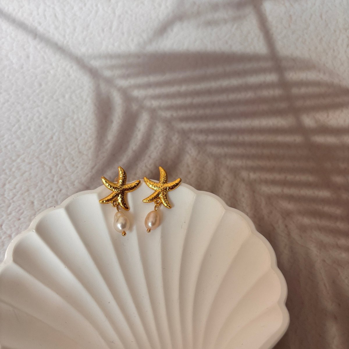 Cetara Breeze - Orecchini stella marina e perla di fiume - placcato oro 18k