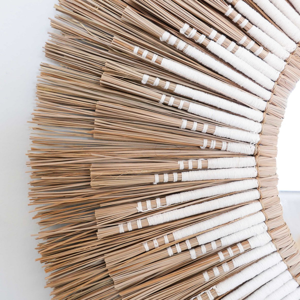 Miroir en jonc de mer avec détails en macramé - Ambon blanc ø70cm