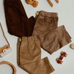  Vintage 90's corduroy pants for kids, available in sizes S 1-2Y to XL 6-7Y and colors brown, khaki, mocca, and deep grey. Made of soft, durable corduroy material with a classic style.
