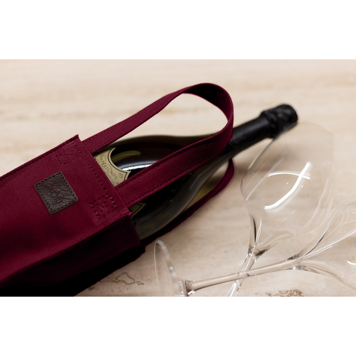 K0016XB | Flaschenhaltertasche aus Canvas/echtem Vollnarbenleder. Farbe Bordeaux/Dunkelbraun. Fassungsvermögen: 1 Flasche. Abmessungen: 10 x 37 x 10 cm. Verpackung: Polybeutel