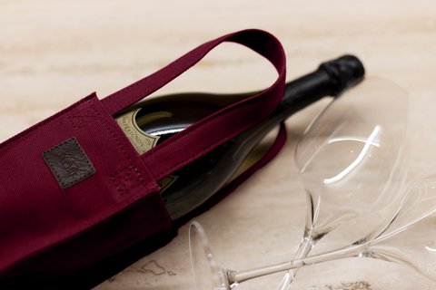 K0016XB | Canvas/genuine full-grain leather bottle holder bag. Bordeaux/Dark Brown colour. Capacity: 1 bottle. Dimensions: 10 x 37 x 10 cm. Packaging: Polybag