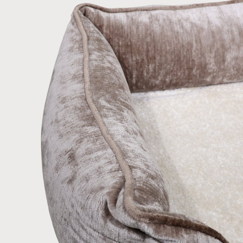 Phoebe Luxury Dog Bed – Premium Velvet, håndlavet i Europa, moderne designerstil