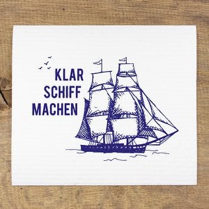 Sponsdoek maakt het schip schoon