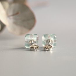Kleine glazen oorbellen, Sterling zilveren paaltjes, Cerulean blauwe bladeren en gouden bessen