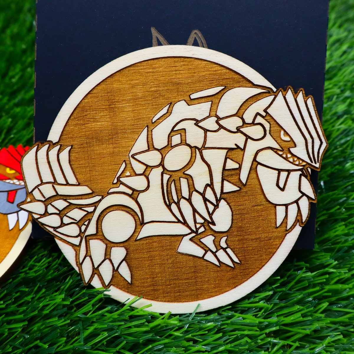 Hölzerne farbenfrohe Pokémon -Untersetzer, Groudon, Geek Decor, Nerd Room Anime Fan Geschenke Hauswarming