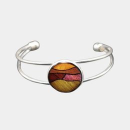 Vicky multicolored tray bracelet, a charm bracelet featuring a round pendant with a colorful abstract landscape design.