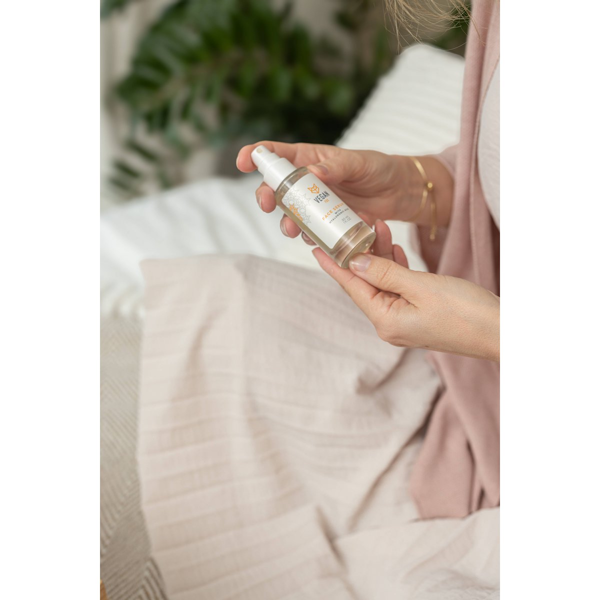 Suero facial con ácido hialurónico, vitamina C y péptidos