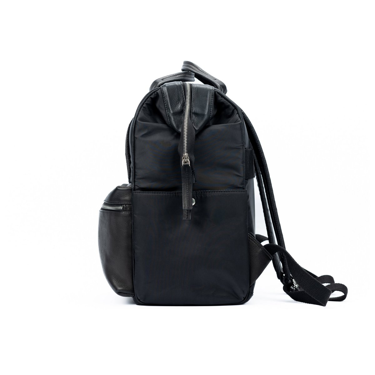 K0037AB | Waterafstotende rugzak van waterdicht nylon/echt volnerf leer met lichte nerf - zwarte kleur - gepolijste nikkelaccessoires. Afmetingen: 27 x 39 x 19 cm - Verpakking: Tnt zak