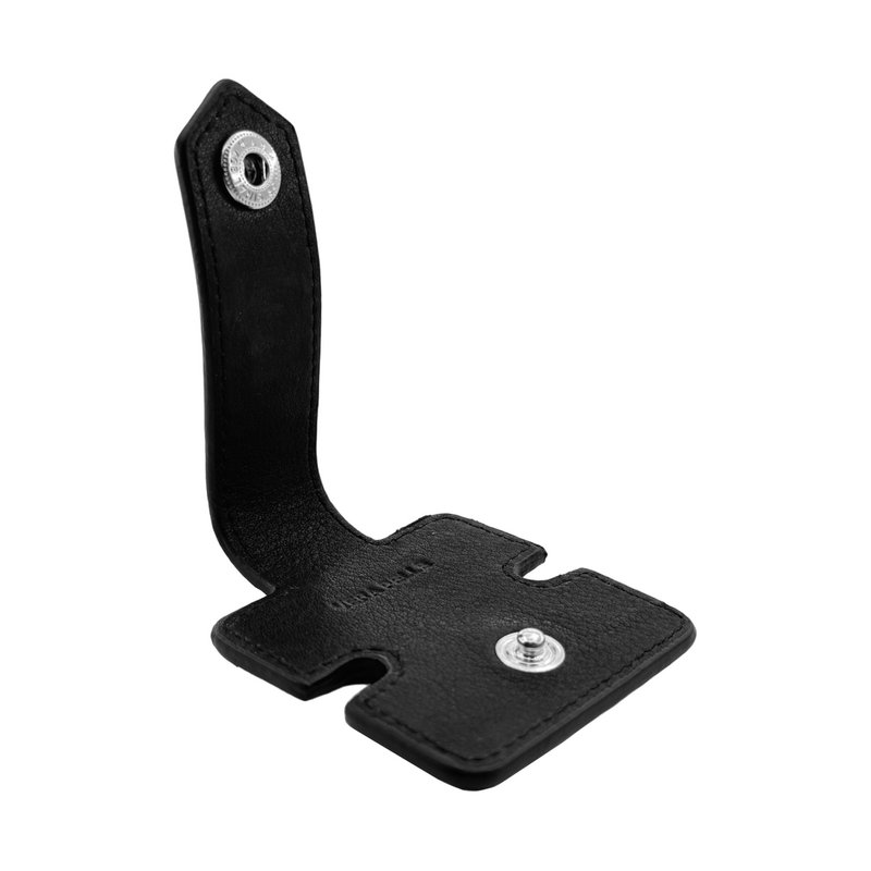 K0019AB | Enrollador de cable de piel auténtica de plena flor con flor clara. Color negro.Cierre con botones a presión. Dimensiones cerrado: 6x6x1 cm. Embalaje: Caja de regalo con tapa/fondo rígido