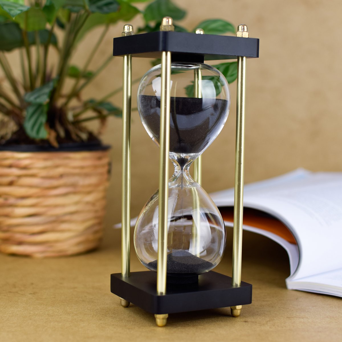 Edle Sanduhr Chronometrie I Dekorative Sanduhr fra Glas mit feinem schwarz-schimmernden Sand veredelt mit goldenen Seitstützen