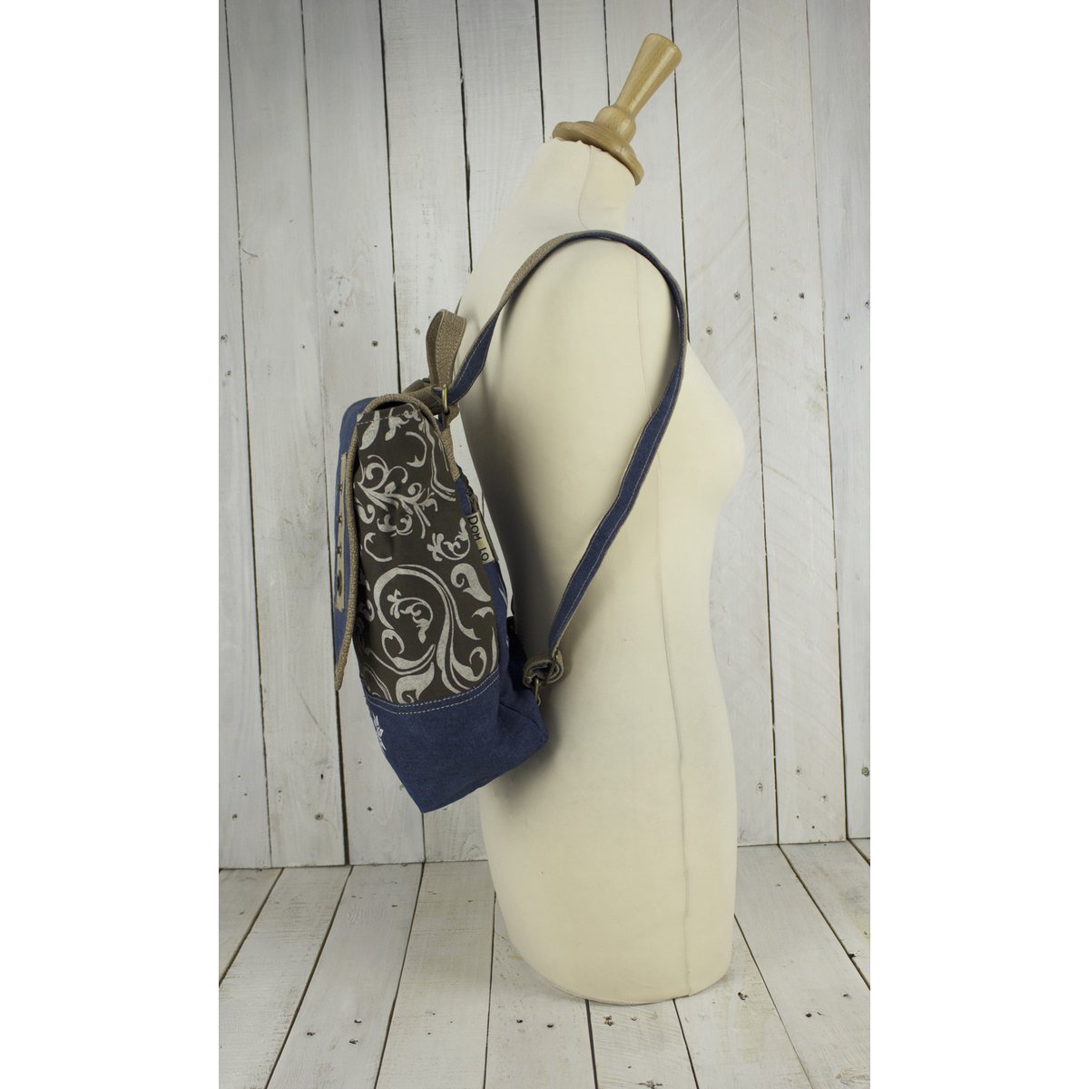 Domelo traditionele rugzak/schoudertas voor meisjes. Rugzak gemaakt van upcycled jeans en canvas met een hertenmotief
