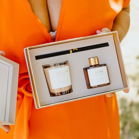 Frosty Nights Leather Feel Gift Pack: scented candle and scent sticks