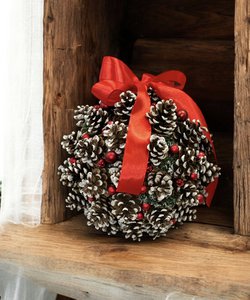 HANDMADE PINE CONE Weihnachtsball mit Glasornamenten - roter Satinbogen (Ø 20–23 cm)