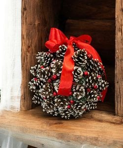 HANDMADE PINE CONE Weihnachtsball mit Glasornamenten - roter Satinbogen (Ø 20–23 cm)