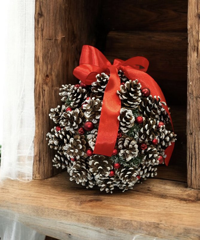 Håndlavet fyrretræ Julekugle med glas ornamenter - rød satinbue (Ø 20–23 cm)