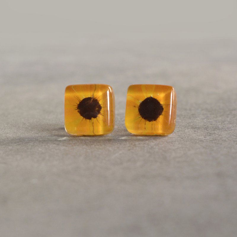 Orecchini a bottone girasole in vetro riciclato e argento sterling 925