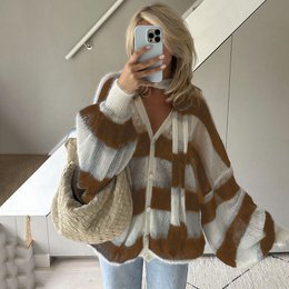 Luźny i luźny sweter w paski z szalikiem